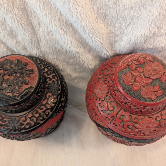 Elegant Black and Red Decorative Vases - Picture 2 of 11